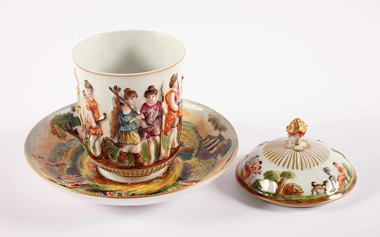 DECKELTASSE MIT UNTERTASSE, Reliefdekor im Capo di Monte-Stil, polychrom bemalt, Goldstaffage und - - Image 2 of 2