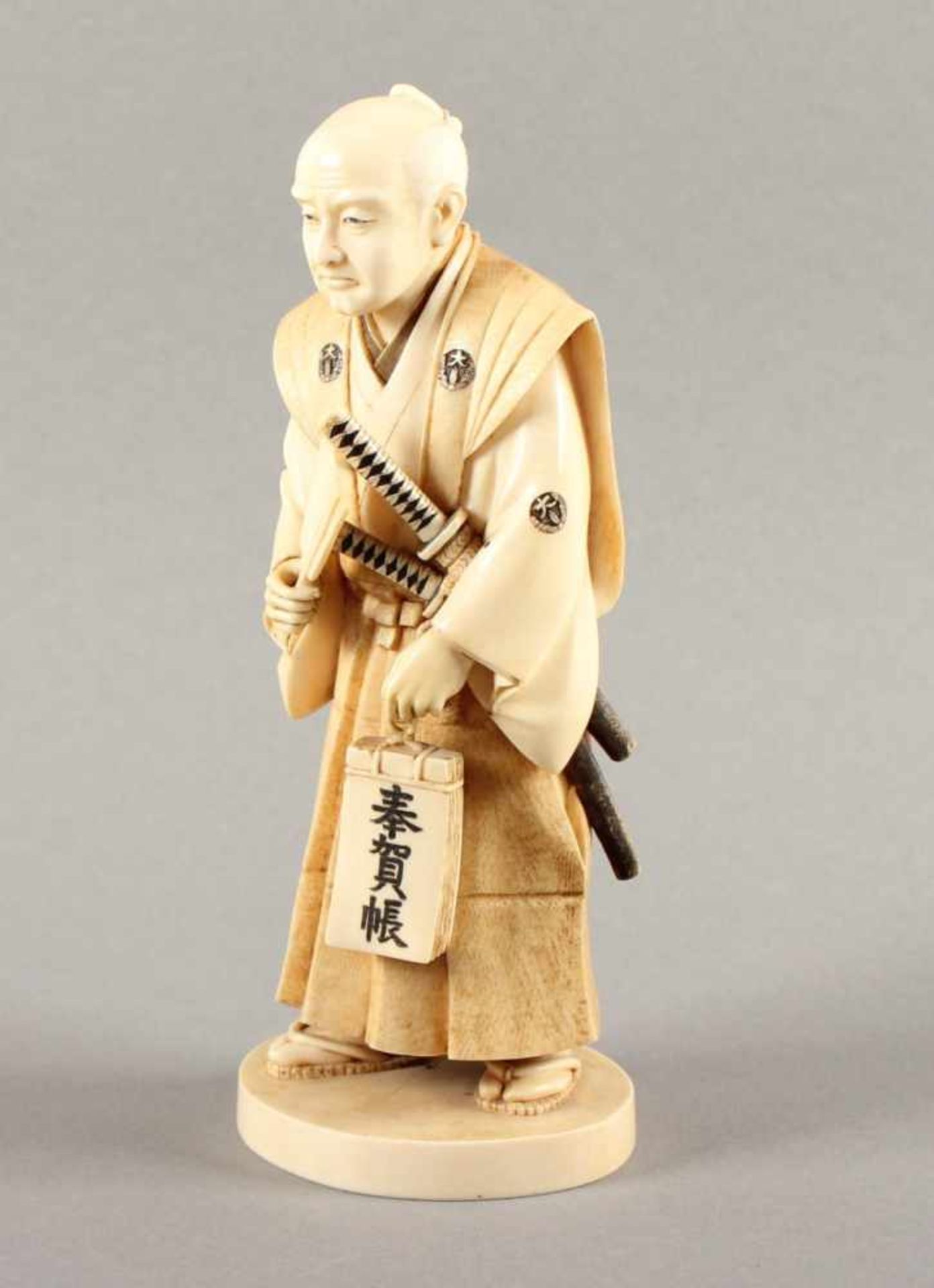 GROSSES OKIMONO "SAMURAI", Elfenbein, sehr fein geschnitzt, auf einer runden Sockelplatte steht - Bild 2 aus 6