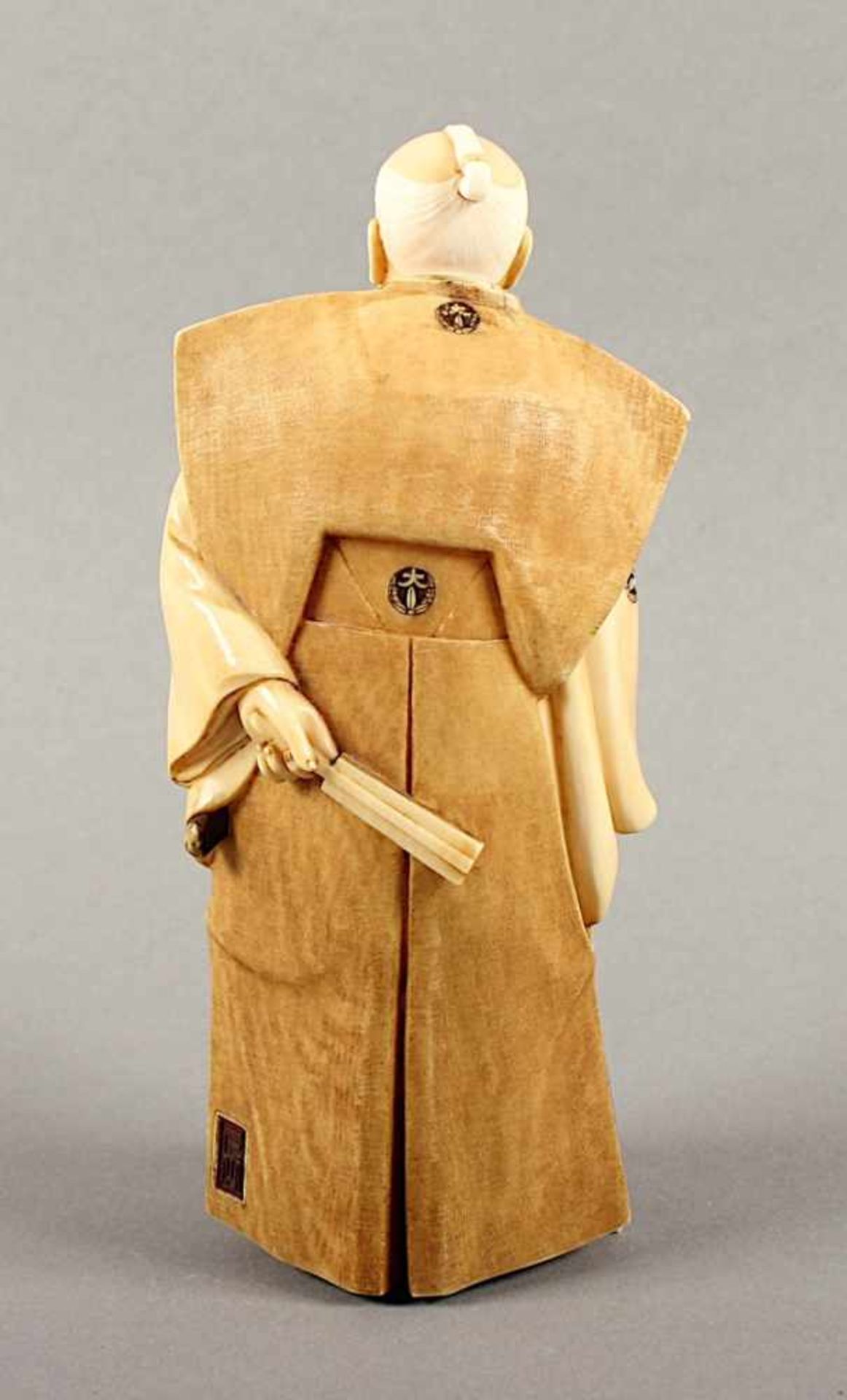 OKIMONO "SAMURAI", Elfenbein, sehr fein geschnitzt, unter dem Obi ein Wakizashi gesteckt, mit der - Image 4 of 5