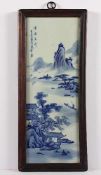 PORZELLANPLATTE, Landschaft in Unterglasurblau, Aufschrift, 41 x 15, Holzrahmen, CHINA, 20.Jh.- - -