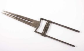 KATAR, geschnittene, zweigeteilte Klinge, typisches Eisengefäß mit silbertauschiertem Dekor, L 42,