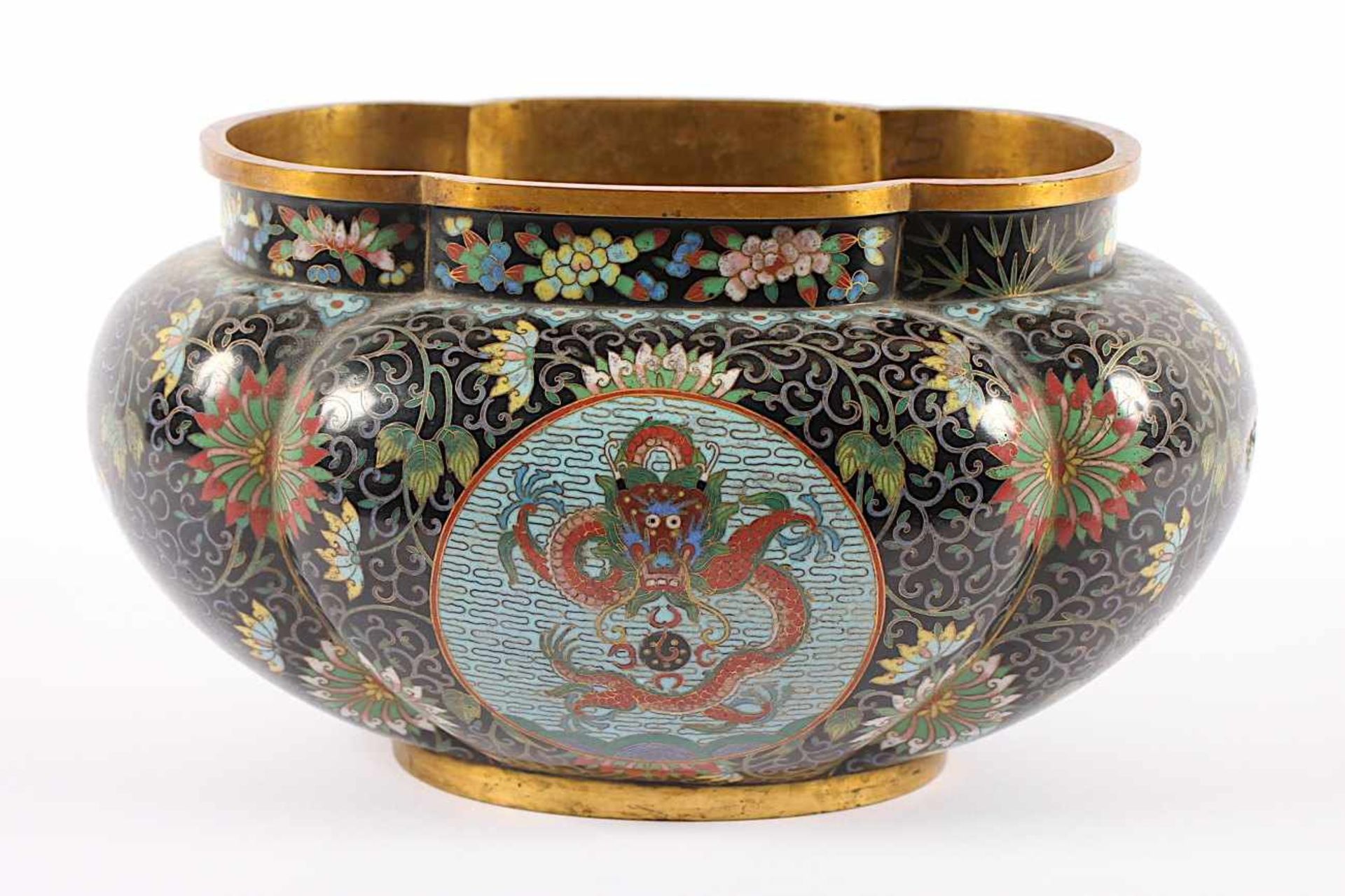 CLOISONNÉ-JARDINIERE, im farbigen Emailcloisonné dekoriert, in feiner Zeichnung auf schwarzem - Bild 2 aus 4