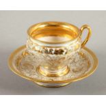 TASSE MIT UNTERTASSE, vegetabiler Reliefdekor, reiche Glanzvergoldung, Goldrand, Tasse H 7,5,