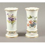 ZWEI VASEN, polychrom bemalt, Goldstaffage, H 14,5, MEISSEN, 20.Jh.- - -22.00 % buyer's premium on