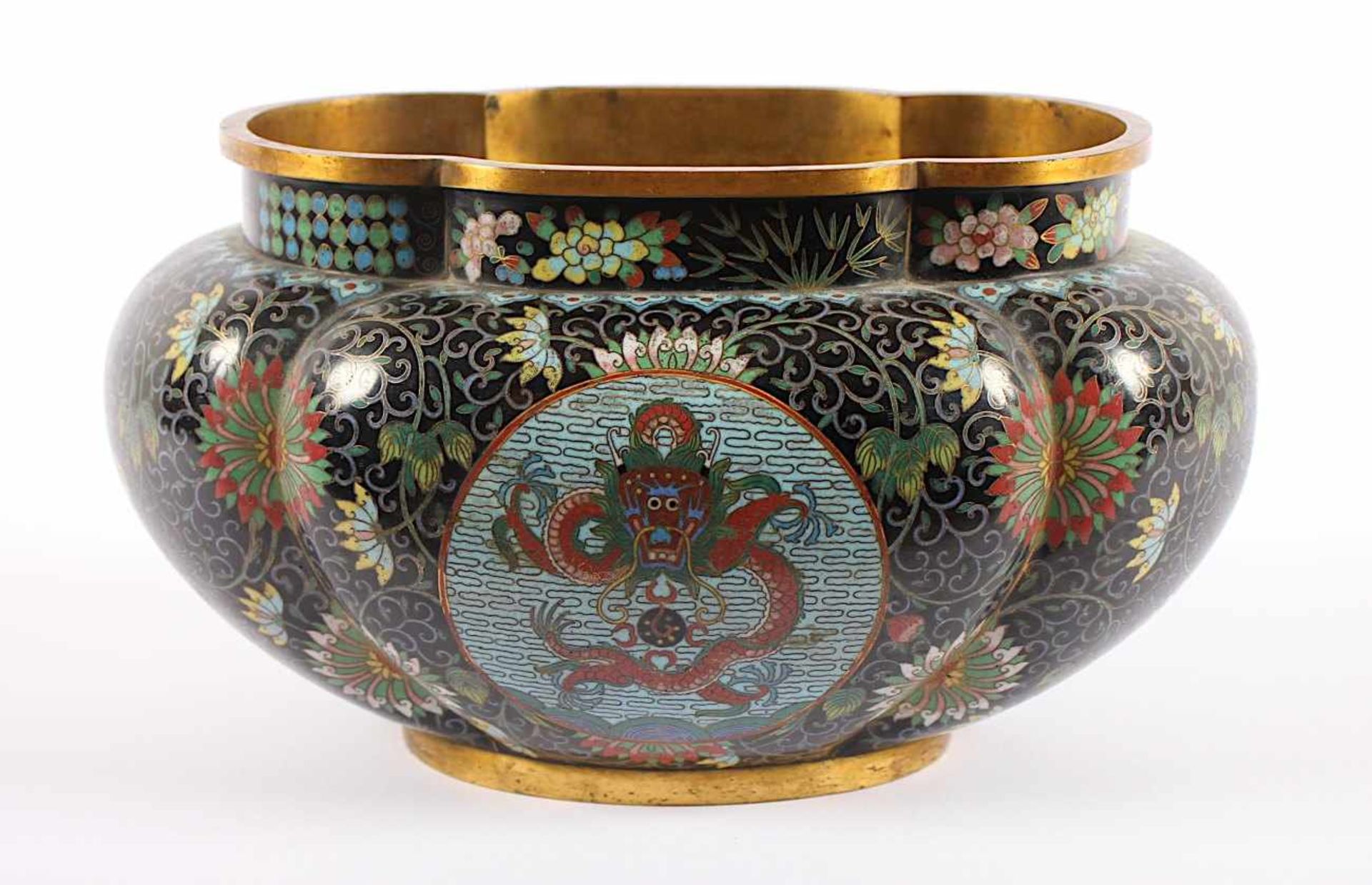 CLOISONNÉ-JARDINIERE, im farbigen Emailcloisonné dekoriert, in feiner Zeichnung auf schwarzem - Bild 3 aus 4