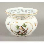 KLEINE VASE, polychrom bemalt, Dekor Rothschild, Durchbruchrand, Goldstaffage und -rand, H 8,5,