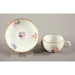 MINIATUR-TASSE MIT UNTERTASSE, plastische Blüten, farbig und gold staffiert, H Tasse 2,8, min.best.,