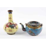 ZWEI CLOISONNÉ-OBJEKTE, Vase und Teekanne im farbigem Emailcloisonné dekoriert, H bis 18, besch.