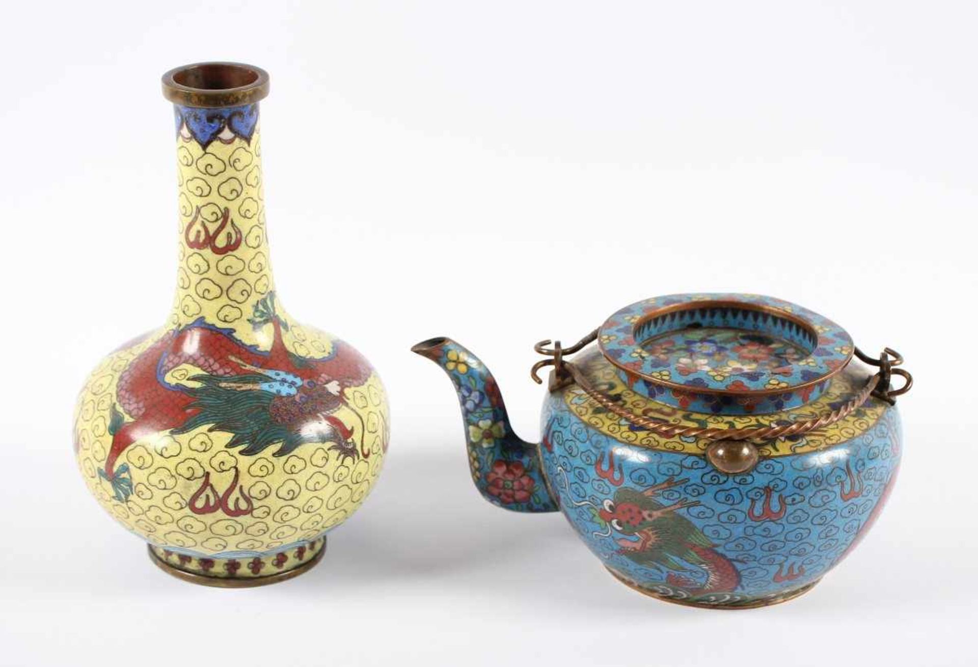 ZWEI CLOISONNÉ-OBJEKTE, Vase und Teekanne im farbigem Emailcloisonné dekoriert, H bis 18, besch.