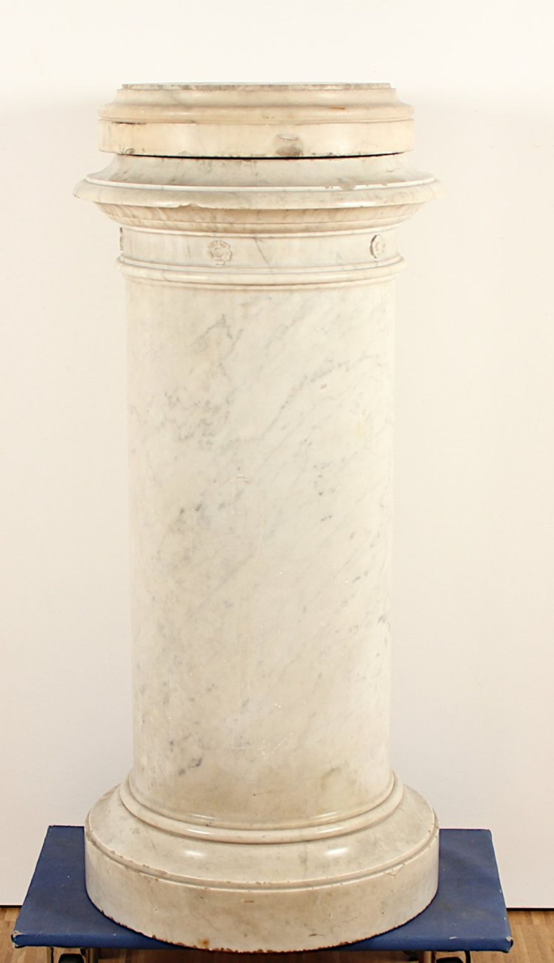 SKULPTURENPOSTAMENT, weißer Marmor, besch., H 100, Dm der oberen, drehbaren Standplatte 31, DEUTSCH, - Bild 3 aus 4