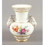 WIDDERKOPFVASE, polychrom bemalt, beidseitig Blumenbouquet, Goldstaffage und -rand, H 18, Entwurf