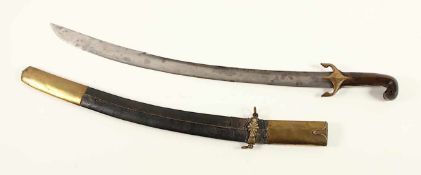 KILIC, typische, am Rücken verstärkte Klinge mit graviertem Dekor, Parierstange und Griffband