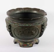 GROSSES CLOISONNÉ-CACHEPOT, Bronze, braun patiniert, partiell farbiger Emailcloisonnédekor,