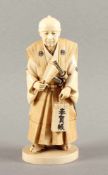 GROSSES OKIMONO "SAMURAI", Elfenbein, sehr fein geschnitzt, auf einer runden Sockelplatte steht
