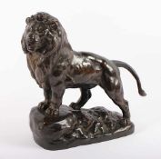 MASSON, Jules Edmond (1871-1932), "Stehender Löwe", Bronze, dunkel patiniert, H 32, auf dem Sockel