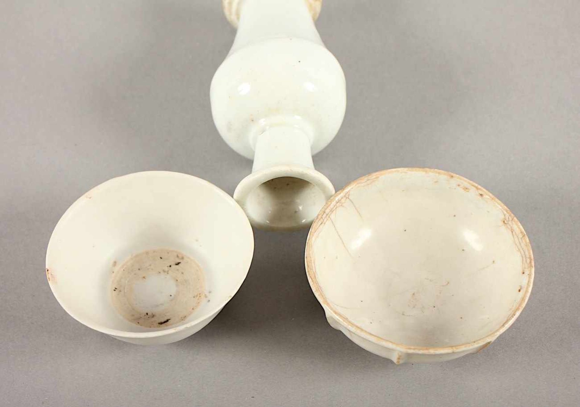 DREITEILIGES KONVOLUT DEHUA, beigefarbener Scherben mit weißer Glasur, eine Vase und zwei kleine - Image 2 of 3