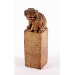 SIEGEL, Stein, plastisch geschnitzter Fo-Hund, H 10, CHINA- - -22.00 % buyer's premium on the hammer