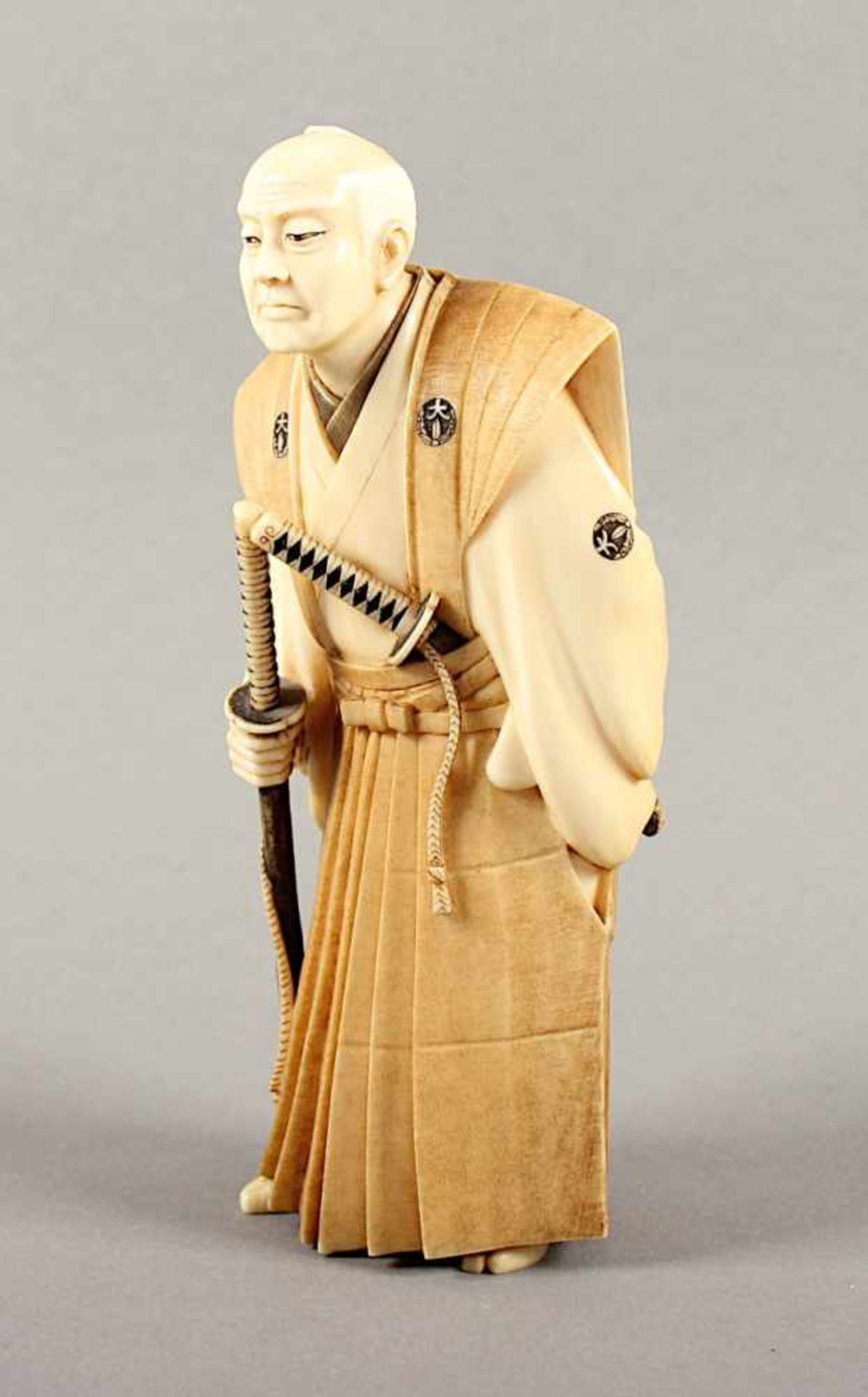 OKIMONO "SAMURAI", Elfenbein, sehr fein geschnitzt, unter dem Obi ein Wakizashi gesteckt, mit der - Bild 2 aus 5