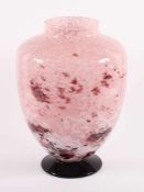 VASE, farbloses Glas, roséfarbene, violette und weiße Pulvereinschmelzungen, Fuß schwarzviolett