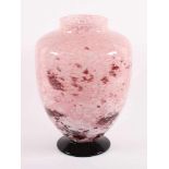 VASE, farbloses Glas, roséfarbene, violette und weiße Pulvereinschmelzungen, Fuß schwarzviolett