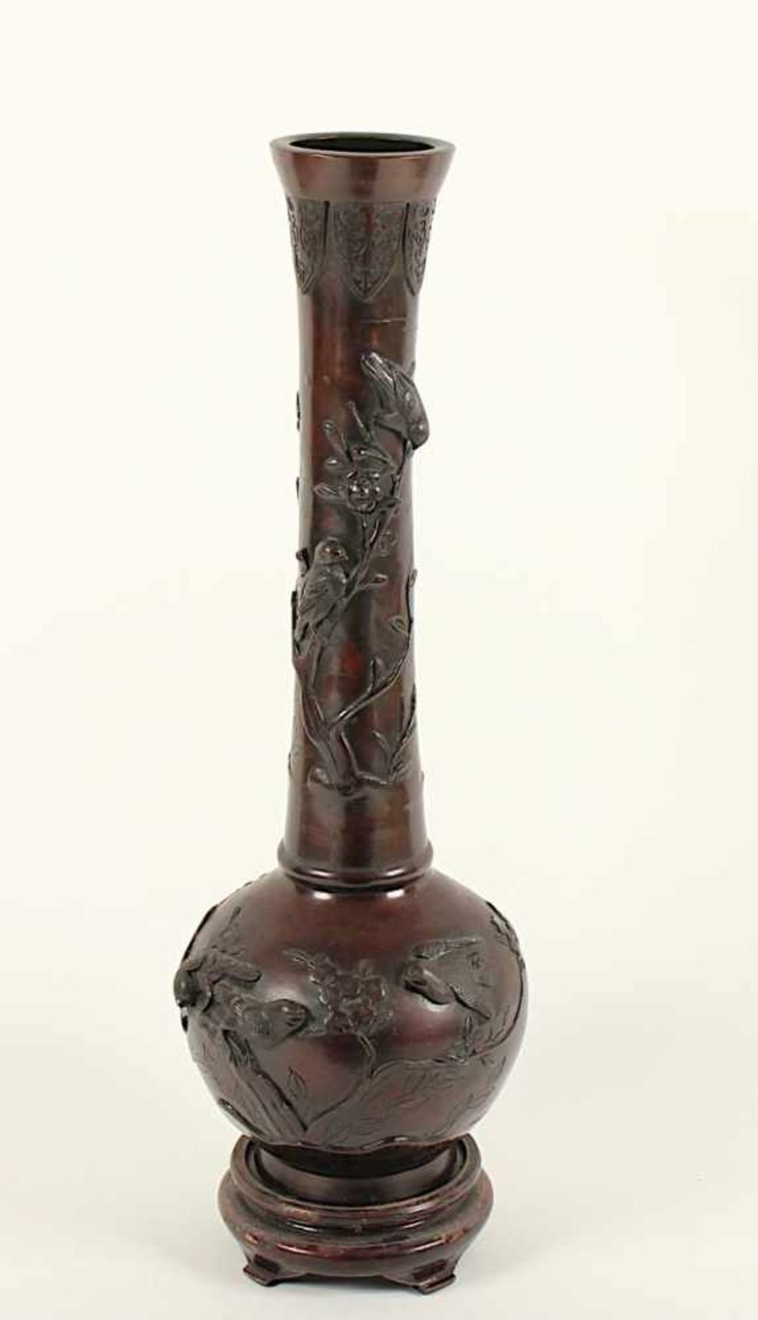 GROSSE VASE, Bronze, braun patiniert, graviert und im Hohen Relief dekoriert, H 62, min.ber.,