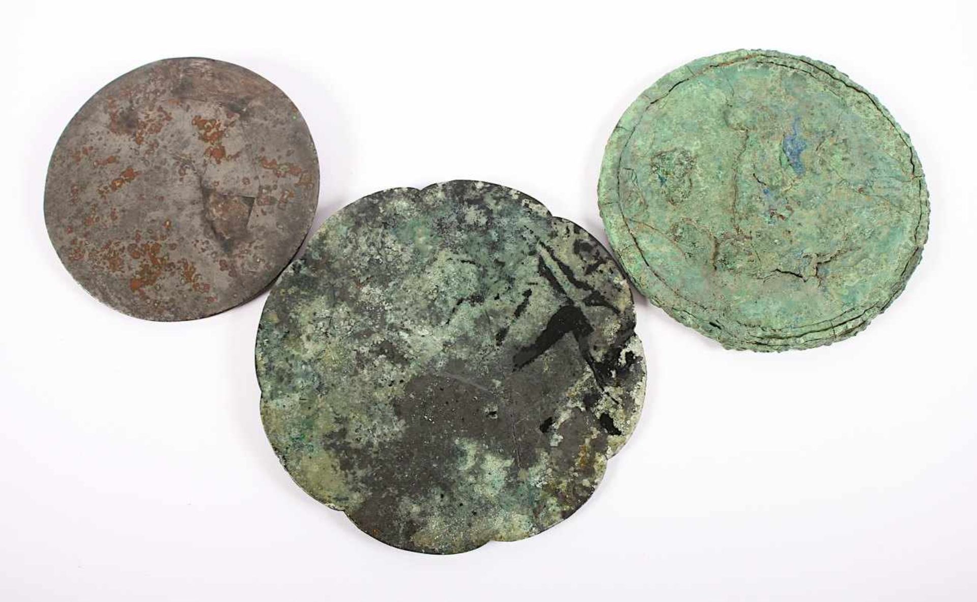 DREI SPIEGEL, Bronze, variierende Formen, Größen und reliefierte Dekore, Dm bis 16,5, rest. und - Image 2 of 2