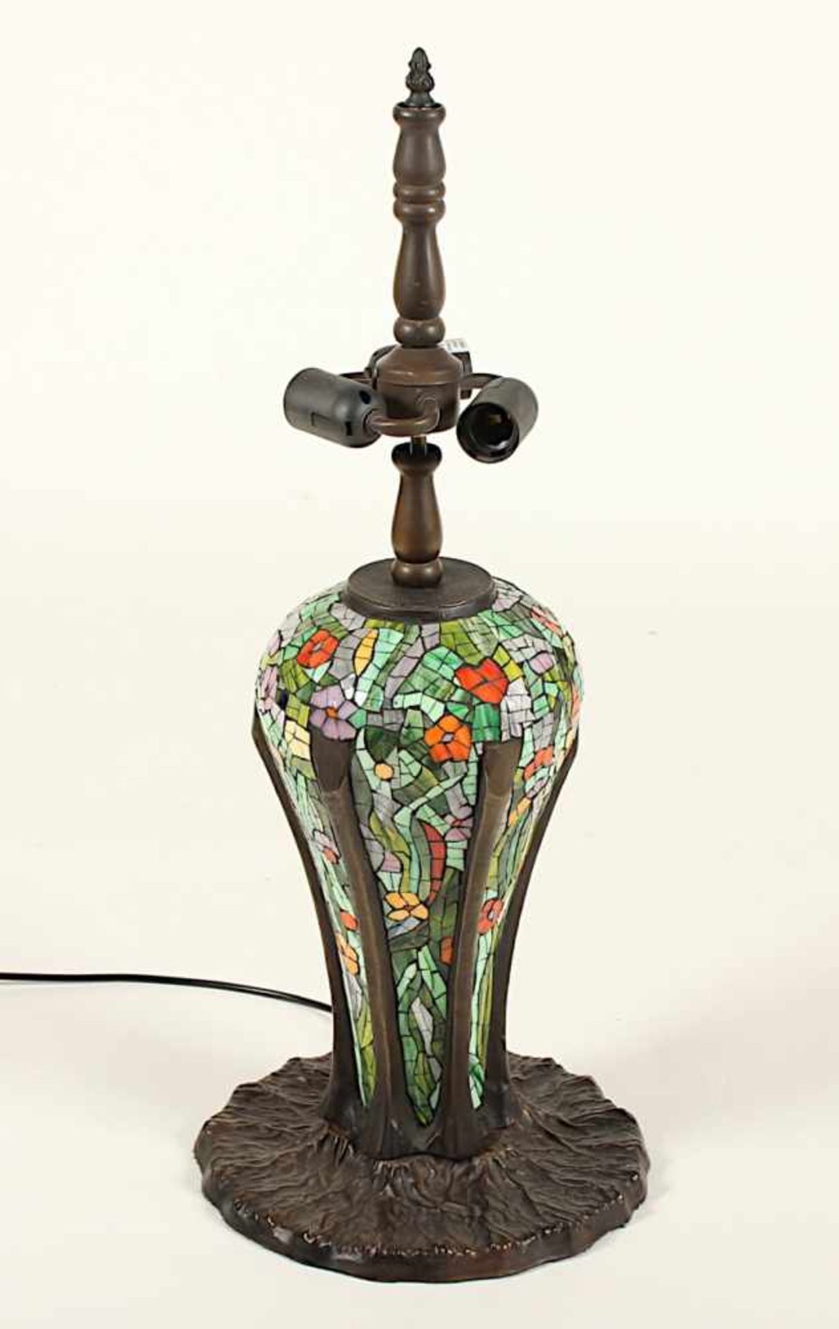 GROSSE TISCHLAMPE, im Tiffany-Stil, Metall und farbiges Glas, dreiflammig, H 74- - -22.00 % buyer' - Bild 3 aus 3