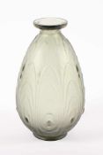 KLEINE ART DECO-VASE, farbloses, satiniertes Glas, rauchfarben getönt, Reliefdekor, H 14,5, sign.