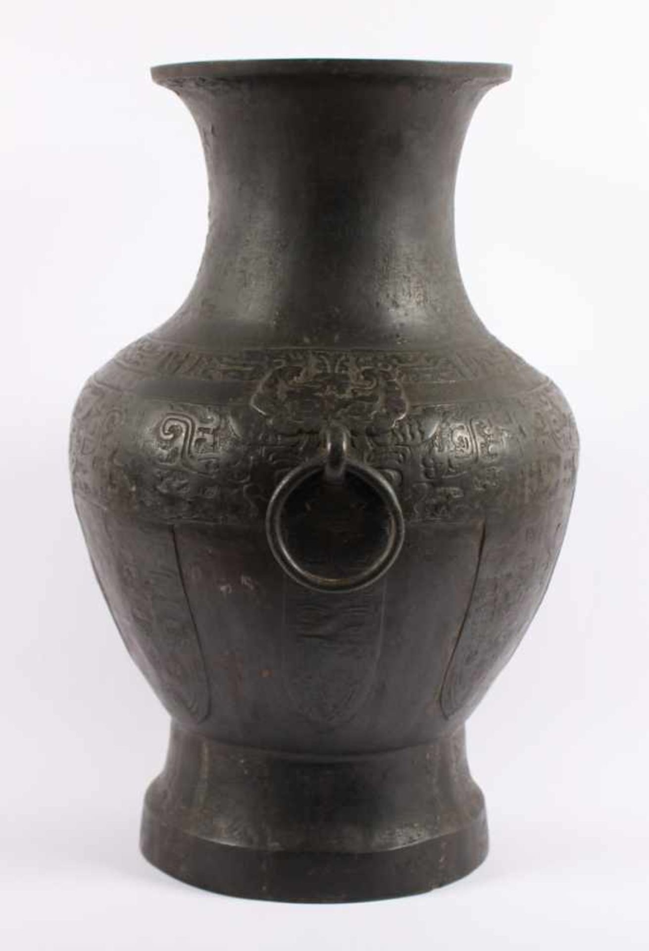 GROSSE VASE, Bronze, braun patiniert, auf einem hohen Fußring bauchiger Korpus mit langem Hals und - Bild 3 aus 6