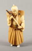 OKIMONO "SAMURAI", Elfenbein, sehr fein geschnitzt, unter dem Obi ein Wakizashi gesteckt, mit beiden