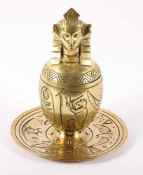 ÄGYPTISIERENDES TINTENFASS, Bronze, H 21,5, minst. gedellt, 19./20.Jh.- - -22.00 % buyer's premium