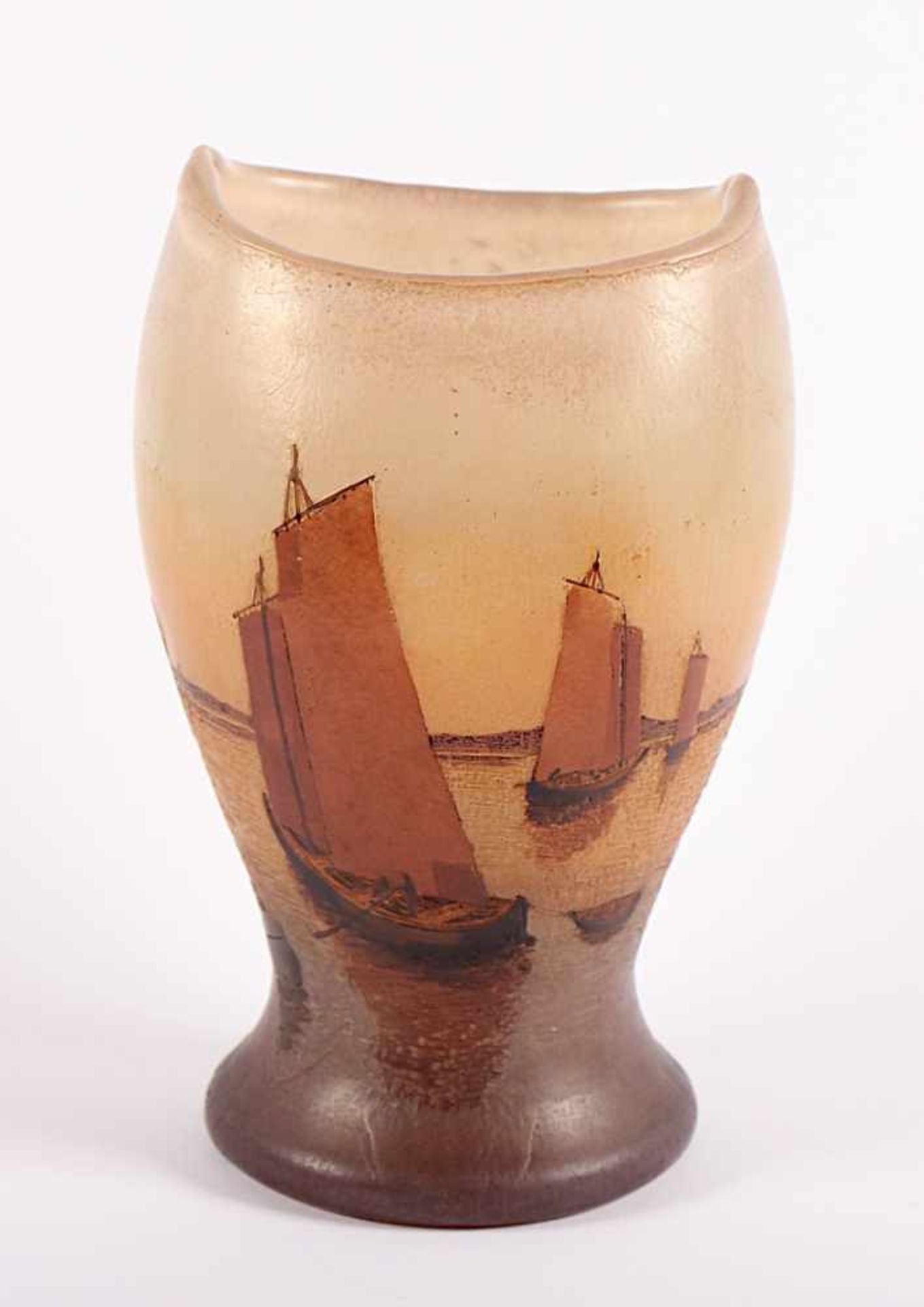 VASE, farbloses, satiniertes Glas, überfangen, umlaufend geätzte Seelandschaft mit Segelbooten, H