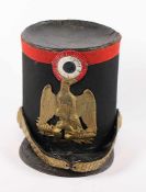 TSCHAKO, schwarz bezogener Korpus mit rotem Band, Messingadler und -schuppenkette, schwarzer