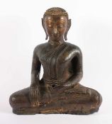 BUDDHA SHAKYAMUNI, Bronze, über Schwarzlack Reste von Vergoldung, in Meditation und die Rechte in