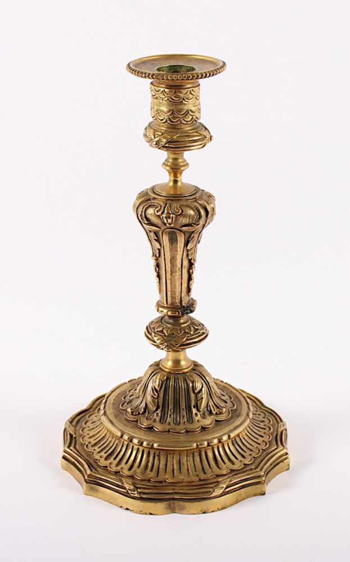 LOUIS QUINZE-KERZENLEUCHTER, Bronze, vergoldet, einflammig, steckbare Tülle, H 24,5, min.besch.,