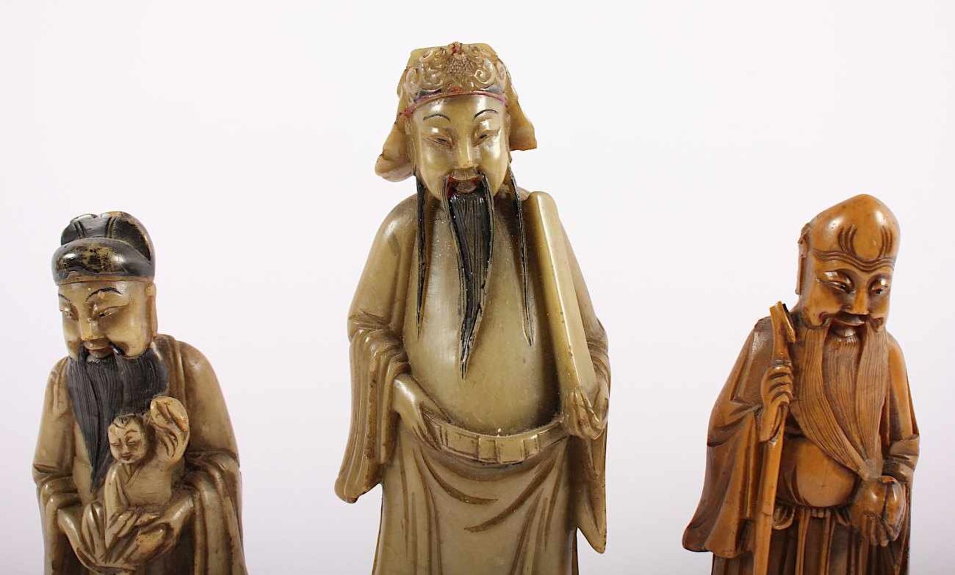 SANXING, Speckstein, die drei chinesischen Sterne Fu, Lu und Shou vollplastisch geschnitzt und auf - Bild 2 aus 3