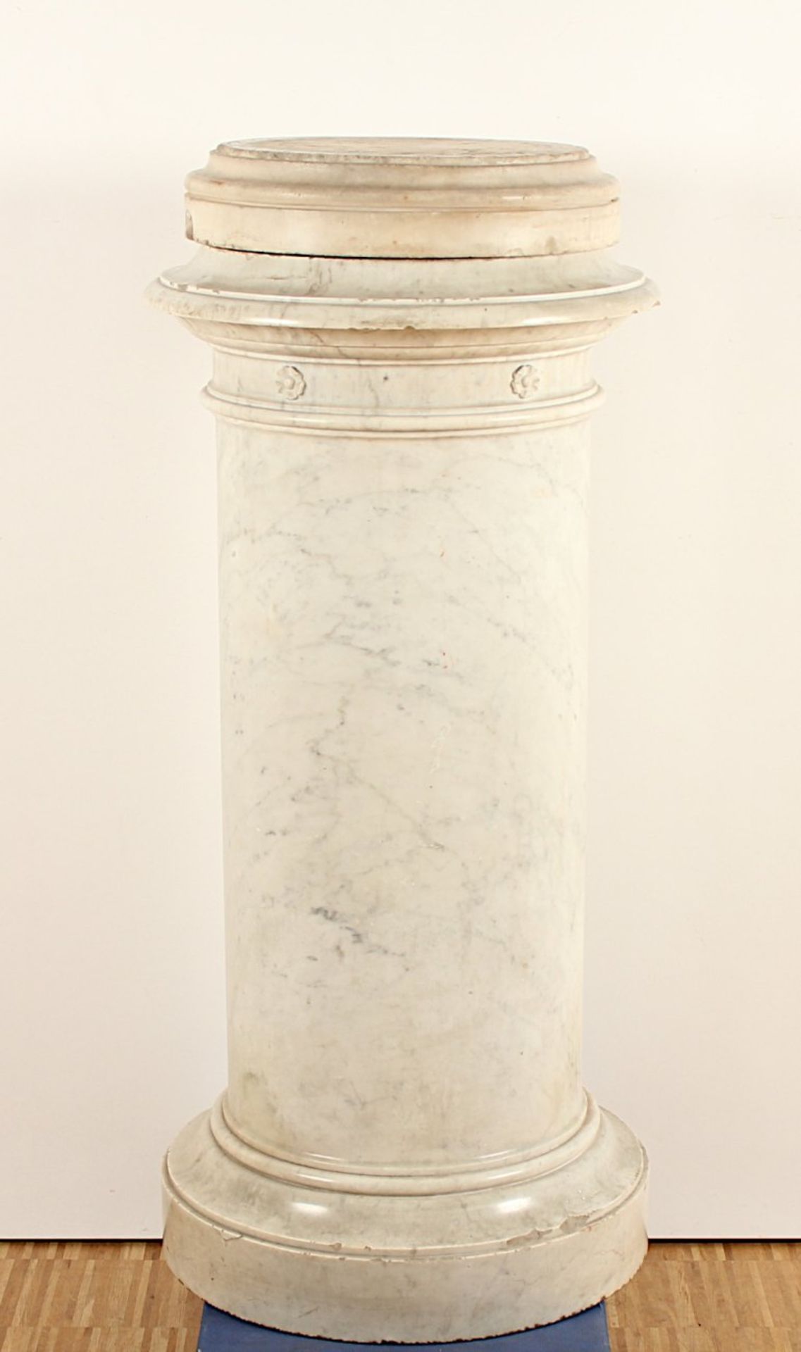 SKULPTURENPOSTAMENT, weißer Marmor, besch., H 100, Dm der oberen, drehbaren Standplatte 31, DEUTSCH, - Bild 2 aus 4