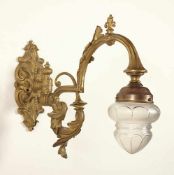 WANDLAMPE, Bronze, einflammig, ehemals für Gasbetrieb, elektrifiziert, Schirm aus satiniertem