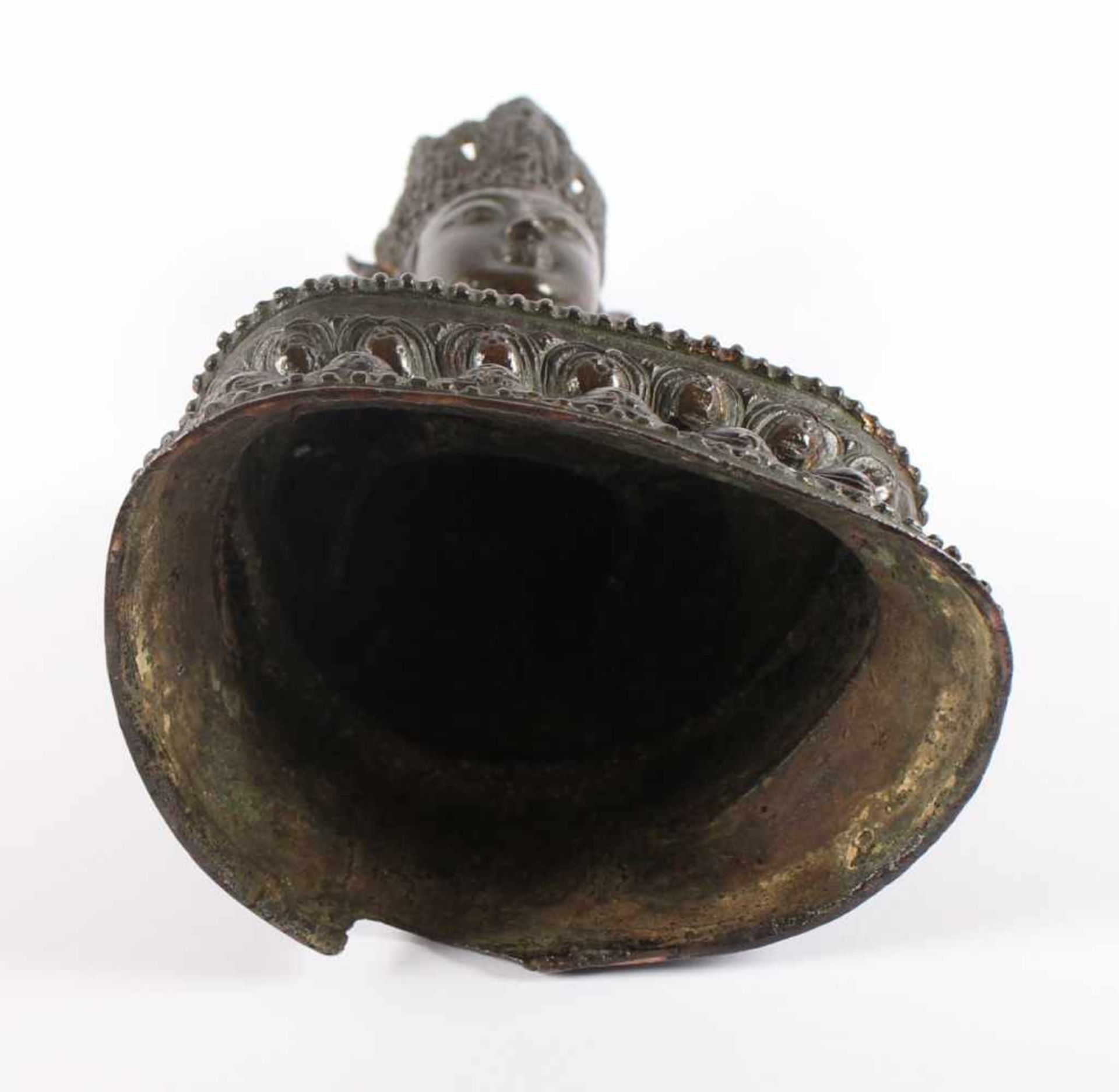 BODHISATTVA, Bronze mit wenigen Resten einer Vergoldung und Reste roter Kultfarbe, im - Bild 4 aus 4