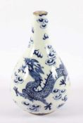 BLEU DE HUE-VASE, Porzellan, im kräftigen Unterglasurblau die Feuerkugel jagender Drache, H 17,5 (