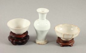 DREITEILIGES KONVOLUT DEHUA, beigefarbener Scherben mit weißer Glasur, eine Vase und zwei kleine