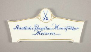AUFSTELLER MIT FIRMENSIGNET, unterglasurblaue Schwertermarke und Schriftzug "Staatliche Porzellan