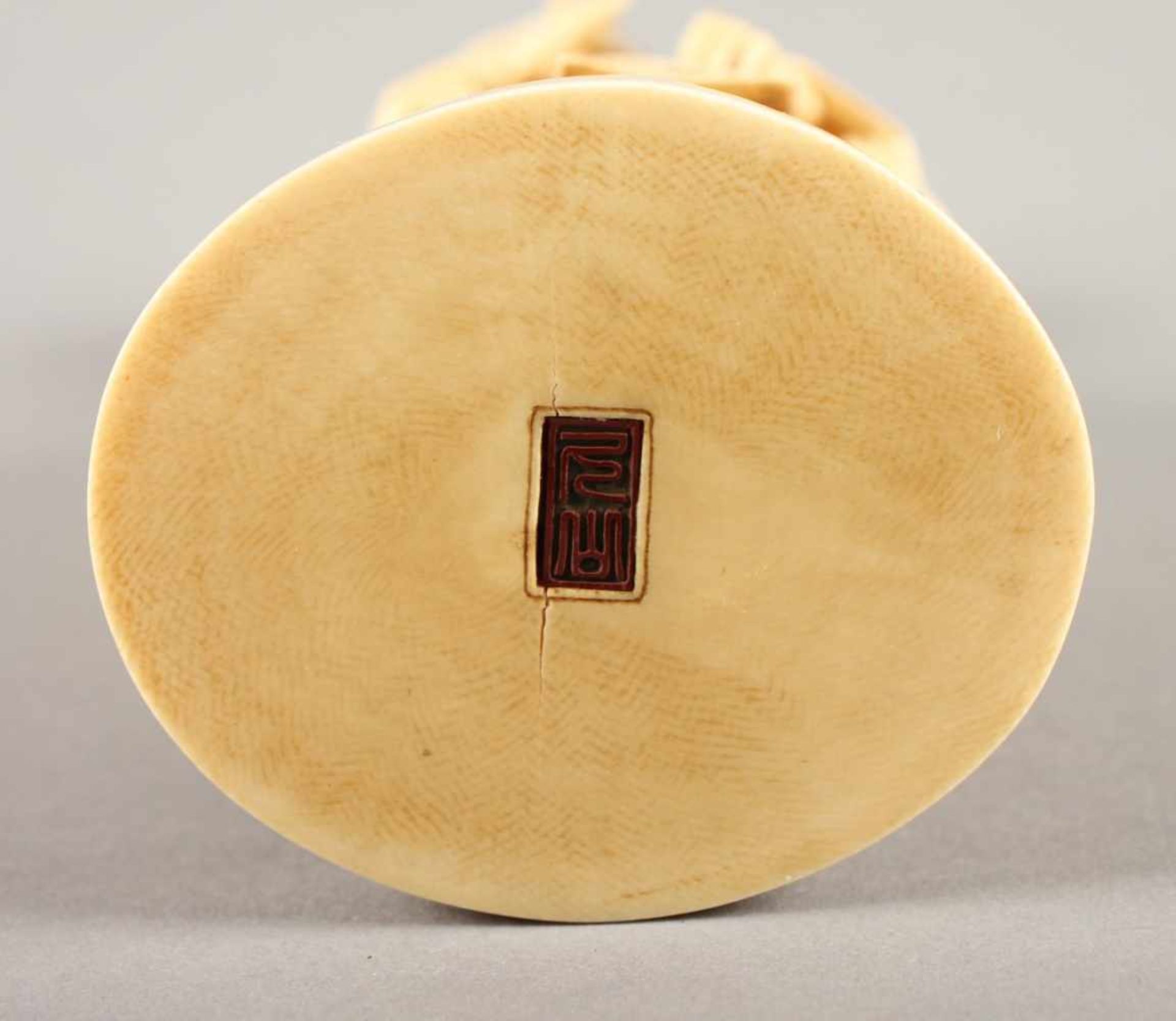 GROSSES OKIMONO "SAMURAI", Elfenbein, sehr fein geschnitzt, auf einer runden Sockelplatte steht - Bild 6 aus 6