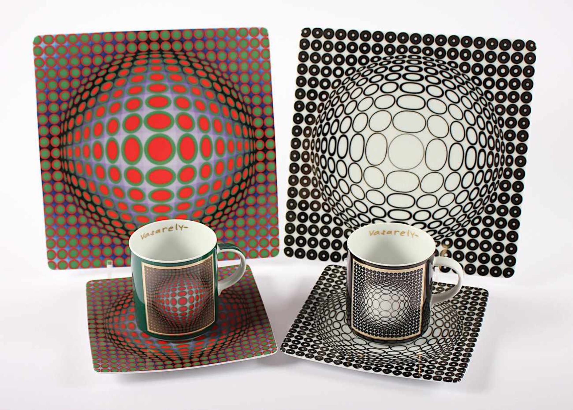 ZWEI KAFFEEGEDECKE, polychrom dekoriert mit Motiven nach Victor Vasarely, Tasse H 7,5, limitierte