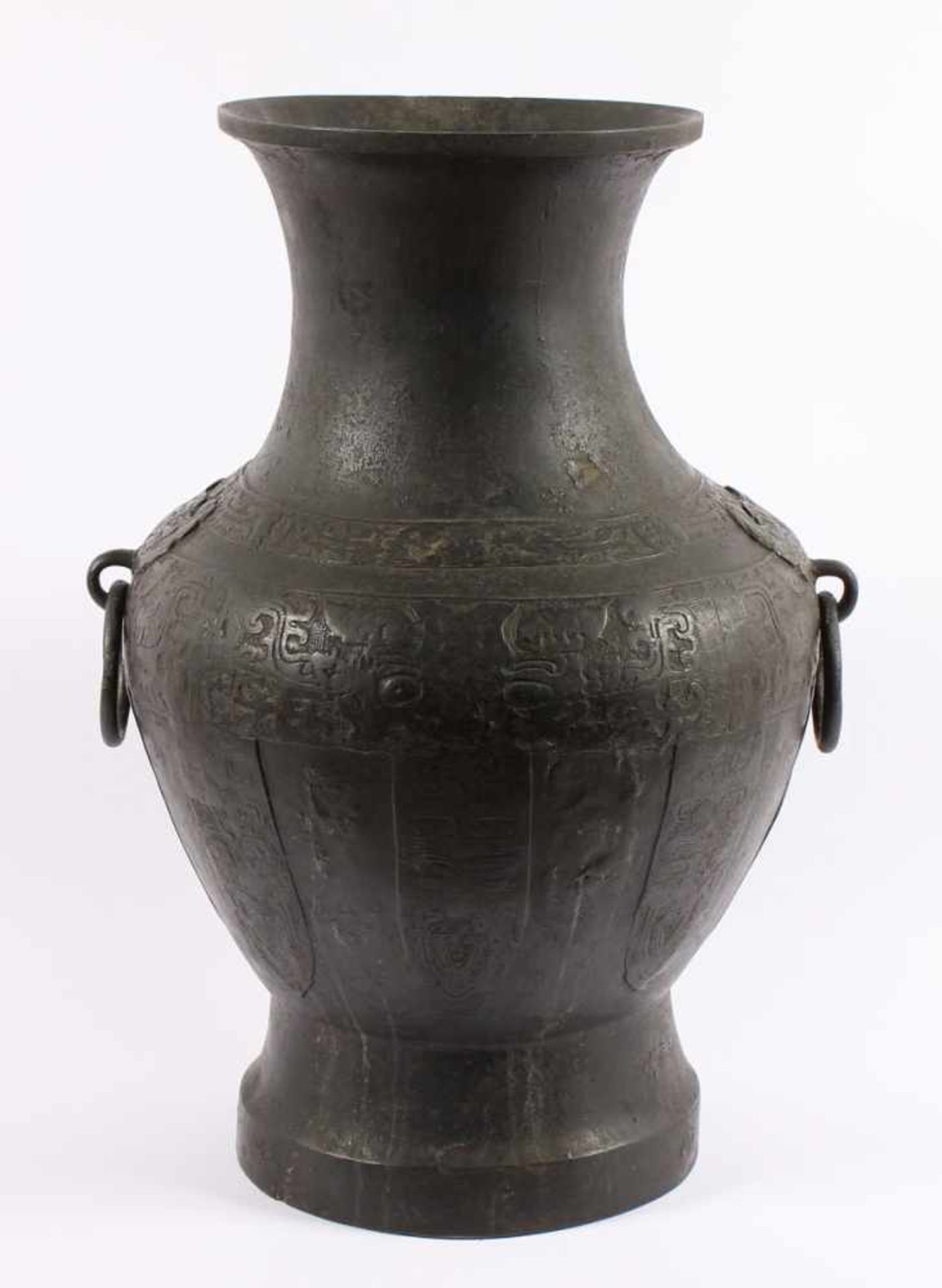 GROSSE VASE, Bronze, braun patiniert, auf einem hohen Fußring bauchiger Korpus mit langem Hals und