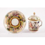 DECKELTASSE MIT UNTERTASSE, Reliefdekor im Capo di Monte-Stil, polychrom bemalt, Goldstaffage und -