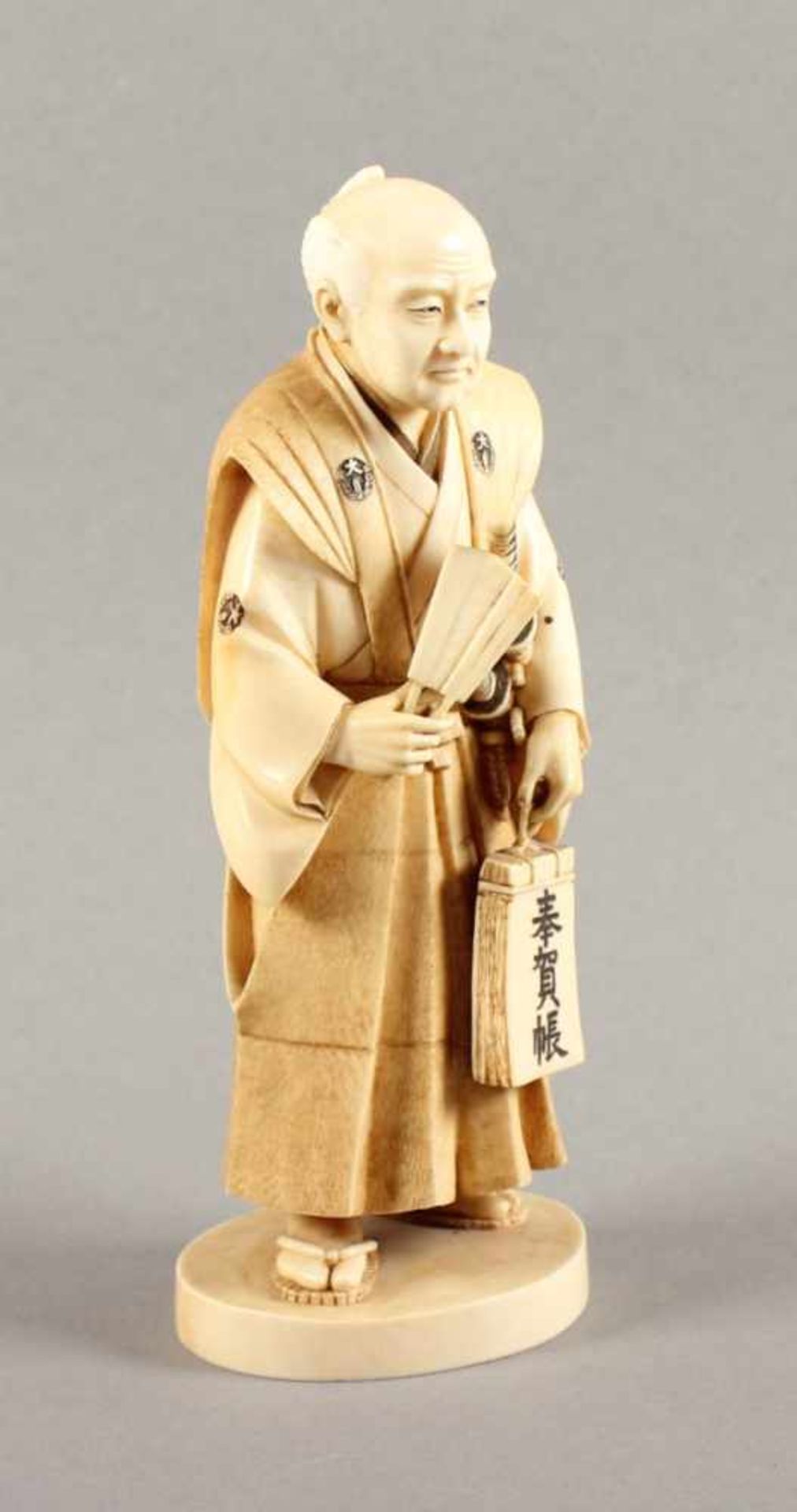 GROSSES OKIMONO "SAMURAI", Elfenbein, sehr fein geschnitzt, auf einer runden Sockelplatte steht - Bild 3 aus 6
