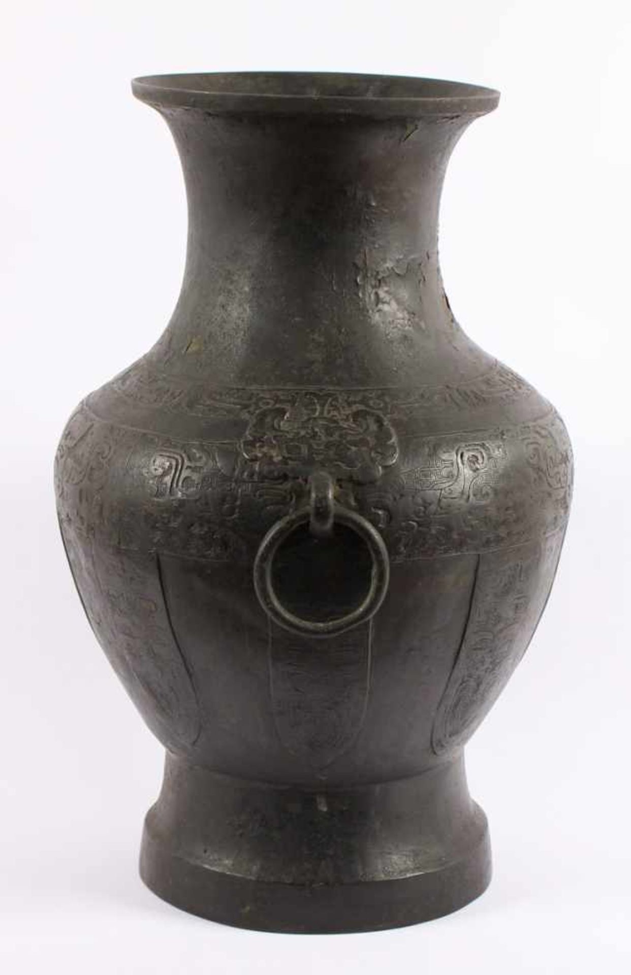 GROSSE VASE, Bronze, braun patiniert, auf einem hohen Fußring bauchiger Korpus mit langem Hals und - Bild 2 aus 6