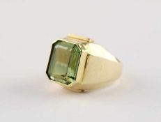 RING, 585/ooo Gelbgold, besetzt mit einem Turmalin im Emerald-Cut, RG 50, 15,7g- - -22.00 % buyer'