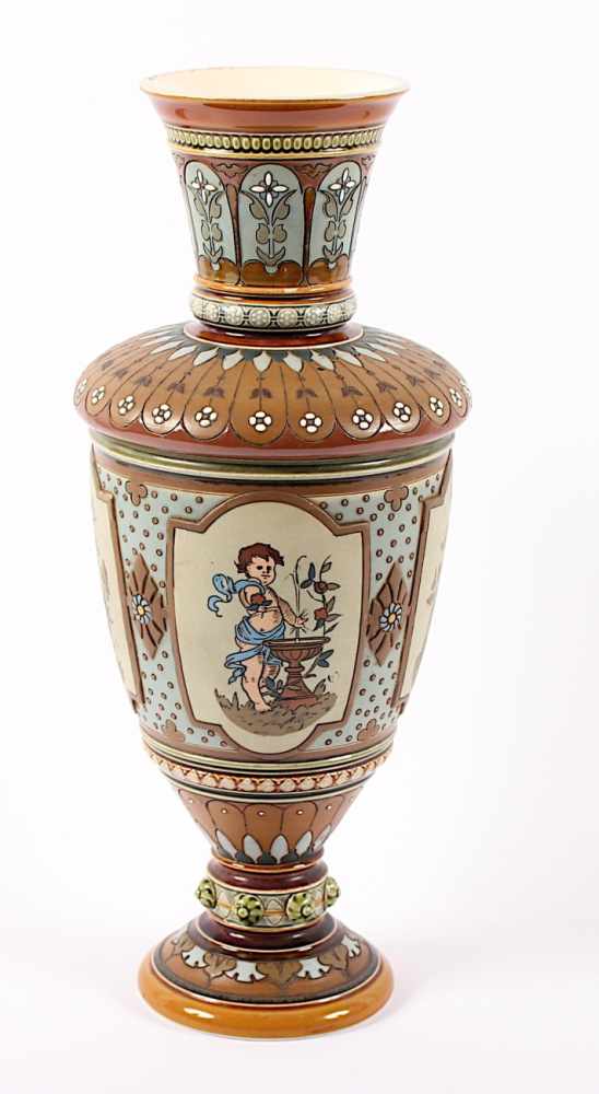 HISTORISMUS-VASE, Steinzeug, polychrom glasiert, Ritzdekor mit Blumen und Putten, H 36, Lippe min.